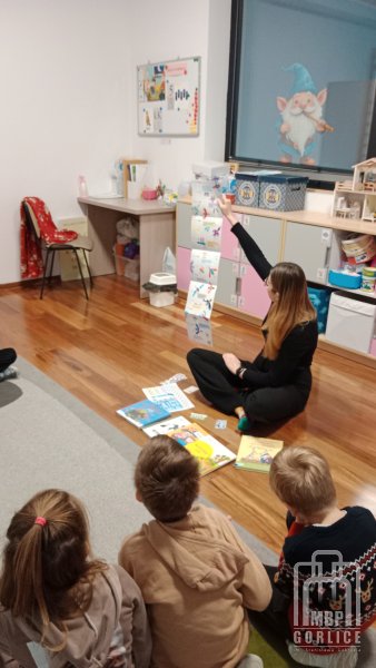 Biblioteka Gorlice, Bibliotekarka pokazuje broszurę dla rodziców